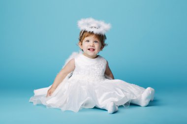 mavi arka plan üzerinde küçük melek