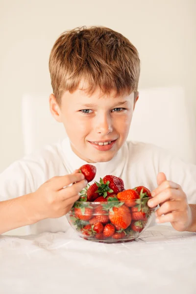 Menino com morango — Fotografia de Stock