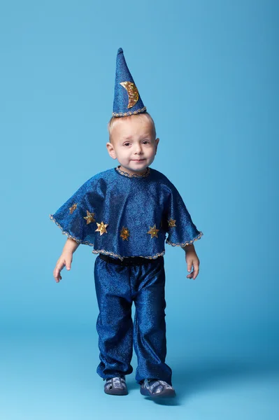 Kleine tovenaar portret op blauwe achtergrond — Stockfoto