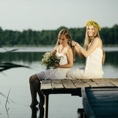 İskelede kıyısında iki güzel kız