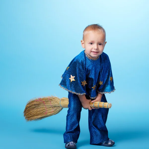 Malý chlapec, létání na koštěti — Stock fotografie