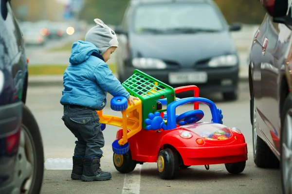 Little boy on supermarket parking — Stock Photo, Image