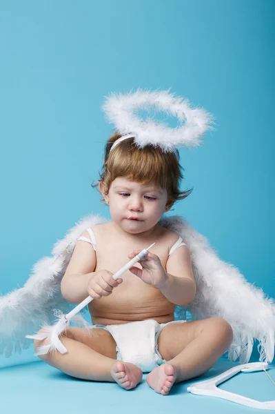 Pequeno anjo no fundo azul — Fotografia de Stock