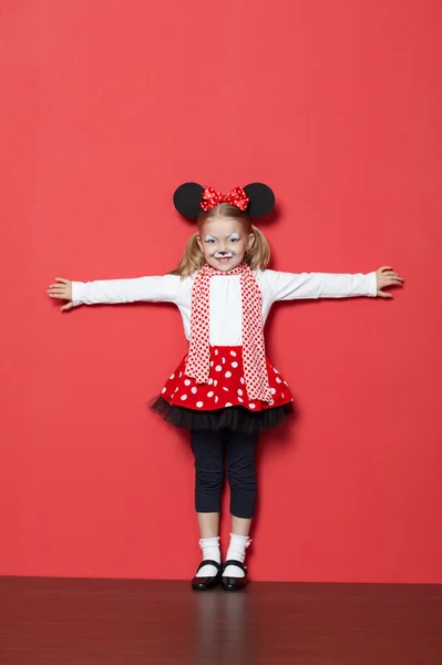 Pequena menina bonita com máscara do mouse — Fotografia de Stock