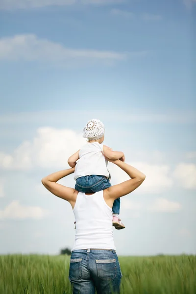 Mãe com filha no campo — Fotografia de Stock