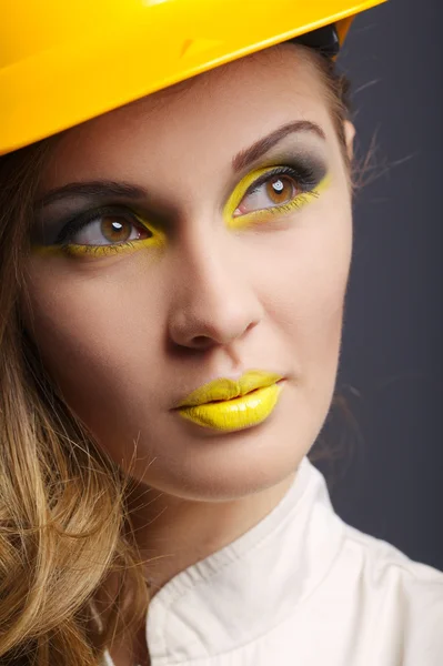 Schönes Mädchen mit gelbem Helm Porträt — Stockfoto