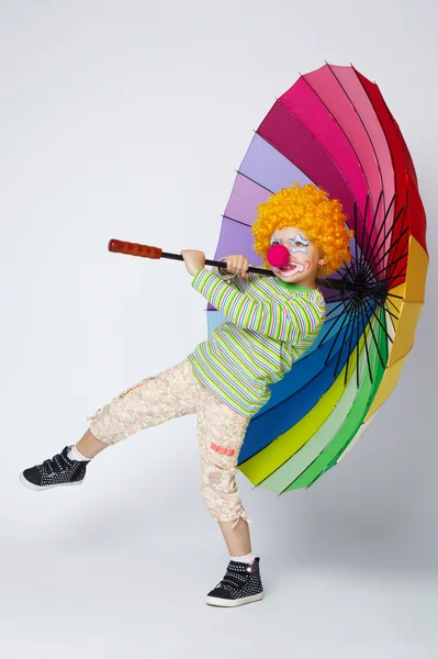 Clown con ombrello colorato su bianco — Foto Stock