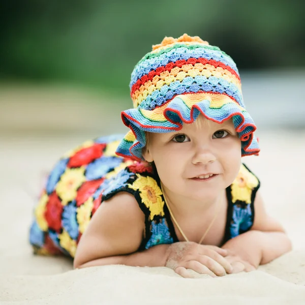 Petite fille avec robe colorée lumineuse — Photo