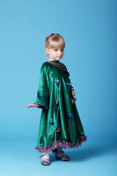 Menina com vestido de árvore de Natal — Fotografia de Stock