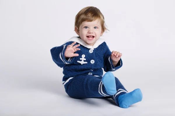 Pequeño marinero bebé sobre fondo blanco — Foto de Stock