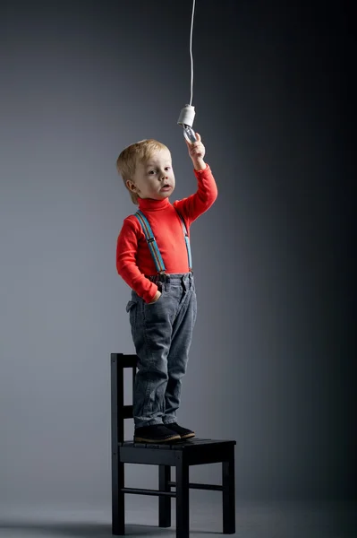 Schattige kleine jongen met lamp — Stockfoto