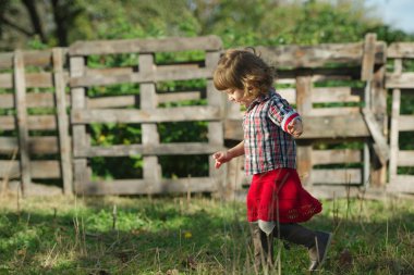 köyde sevimli küçük kız yürüyor