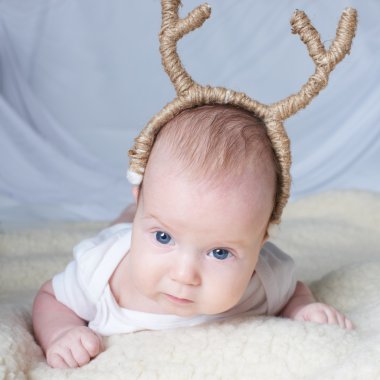 bebekler parlak zemin üzerine geyik boynuzlarıyla