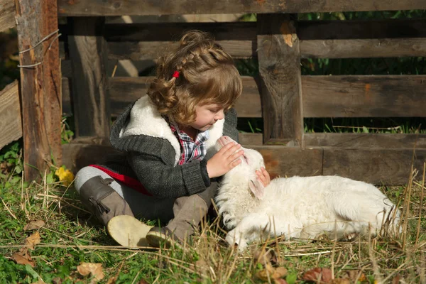 Meisje met lam op de boerderij — Stockfoto