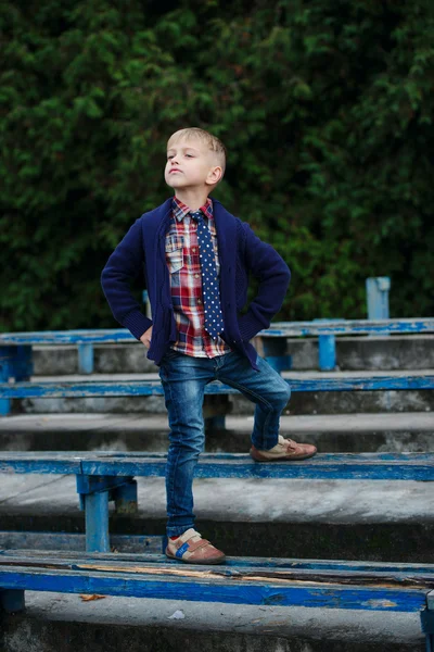 Söt liten pojke poserar stående — Stockfoto
