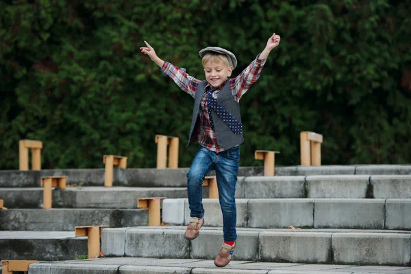 계단에서 점프 하는 어린 소년 — 스톡 사진