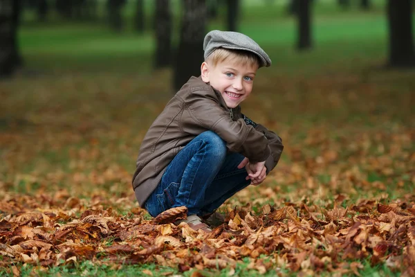 Petit garçon drôle en automne feuilles portrait — Photo