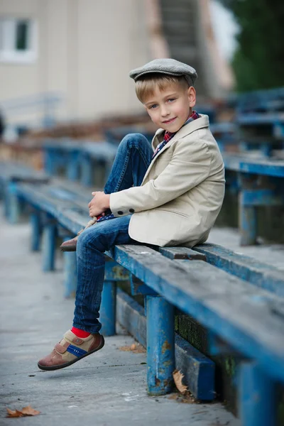 Söt liten pojke poserar stående — Stockfoto