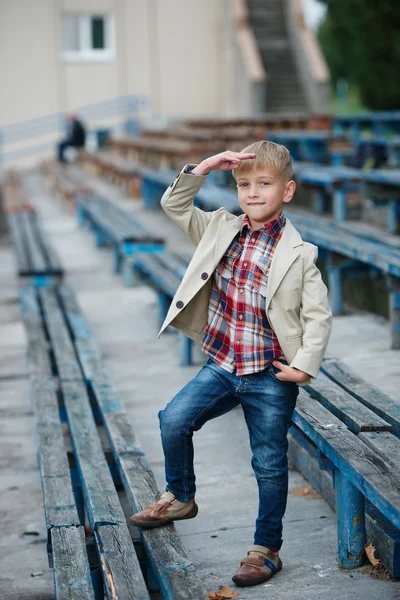 Söt liten pojke poserar stående — Stockfoto