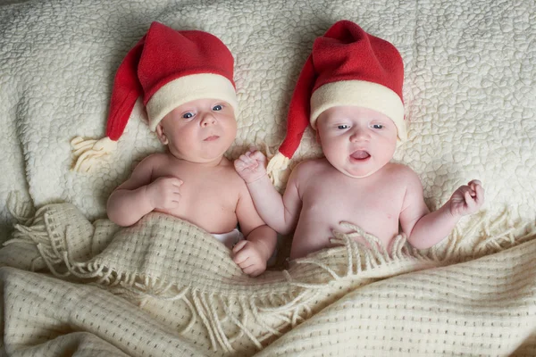 Τα μωρά με καπέλα santa σε φωτεινό φόντο — Φωτογραφία Αρχείου