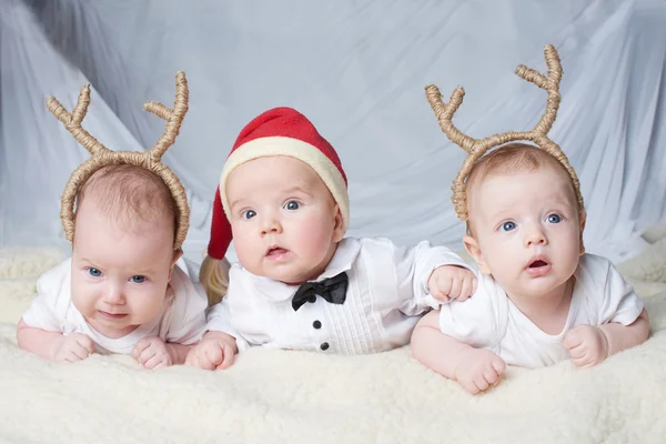 Bebés con cuernos de ciervo sobre fondo brillante —  Fotos de Stock