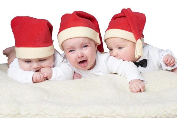 Дети в шляпах Санты на ярком фоне — стоковое фото