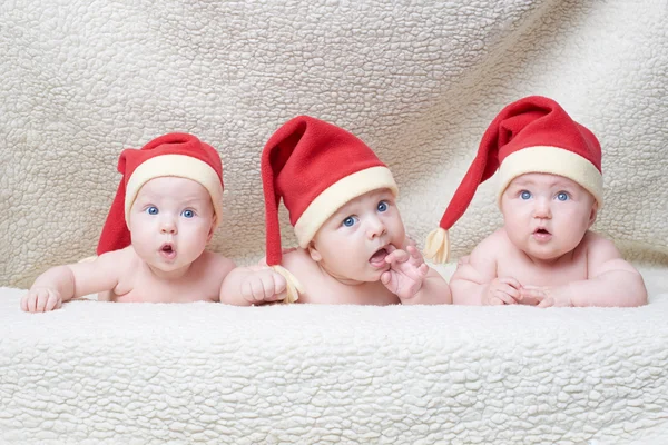 밝은 배경에 산타 모자와 아기 — 스톡 사진