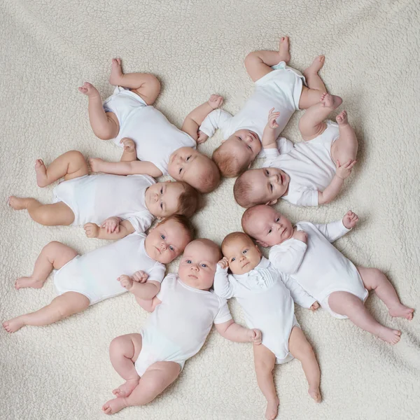 Bebês bonitos no fundo de luz — Fotografia de Stock