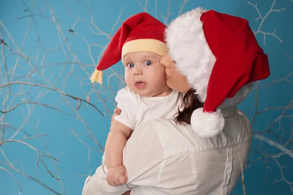 Ung mor med sin söta baby — Stockfoto