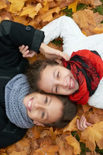 Niño y niña en el parque de otoño — Foto de Stock