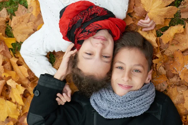 Boy and girl in autumn park — Stock Photo, Image