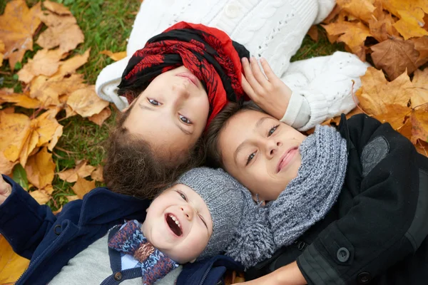 Boys and girl in autumn park — Stock Photo, Image
