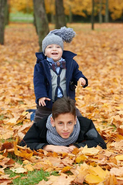 Bambini felici nel parco autunnale — Foto Stock