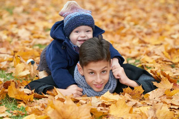 Niños felices en el parque de otoño — Foto de Stock