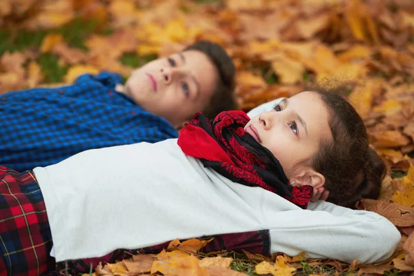 Fiú és lány őszi parkban — Stock Fotó