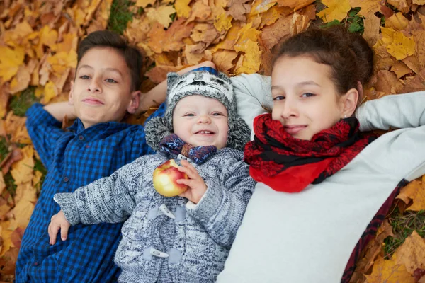 Niños y niñas en el parque de otoño — Foto de Stock