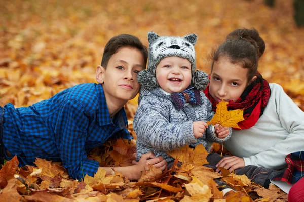 男の子と女の子の秋の公園で — ストック写真