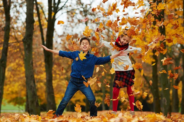 Niño y niña en el parque de otoño — Foto de Stock