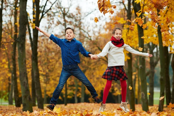 Erkek ve kız sonbahar Park — Stok fotoğraf