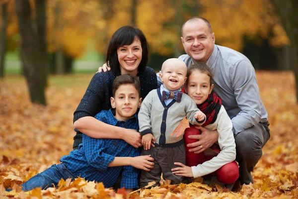 가을 공원의 행복 한 가족 — 스톡 사진