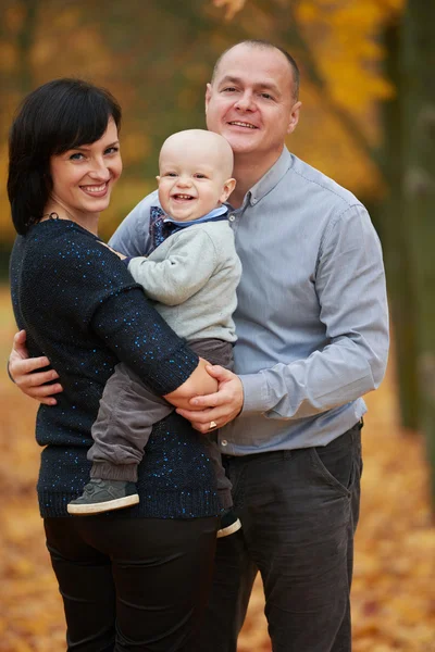 Familia feliz en el parque de otoño —  Fotos de Stock