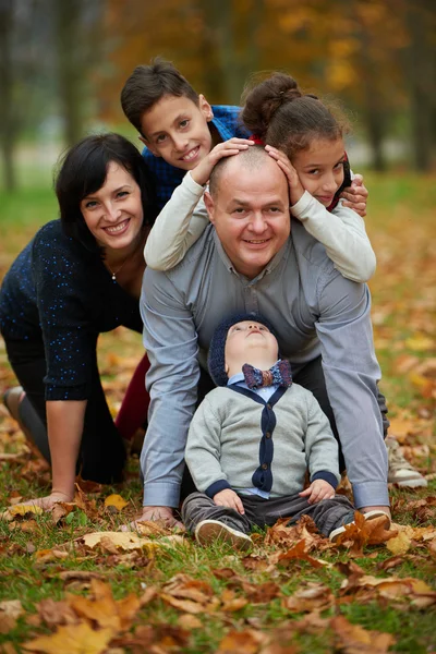 Szczęśliwa rodzina w jesiennym parku — Zdjęcie stockowe