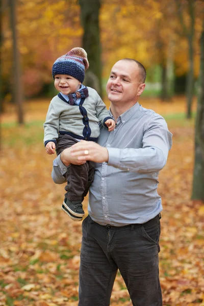 Apa és fia, séta az őszi erdőben — Stock Fotó