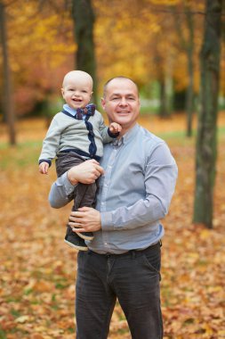 Baba oğluyla sonbahar ormanda yürüyüş