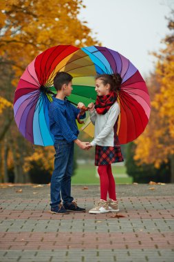 erkek ve kız sonbahar Park