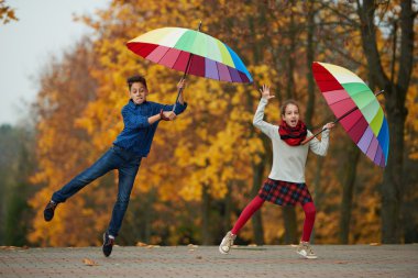 erkek ve kız sonbahar Park