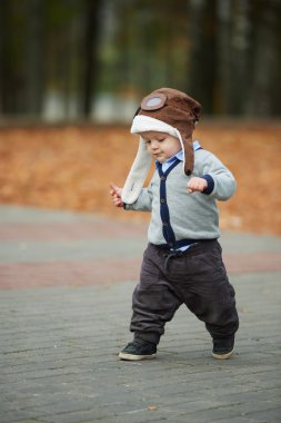 küçük çocuk kask pilot portre