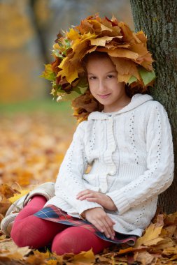 yaprakların çelenk ile sonbahar parkta güzel kız