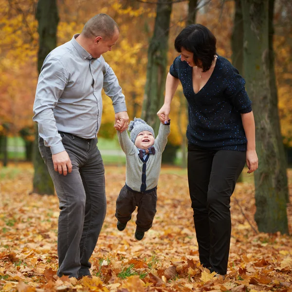 Família feliz no parque de outono — Fotografia de Stock