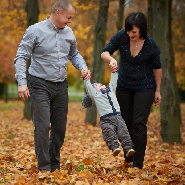 Gelukkig gezin in herfstpark — Stockfoto